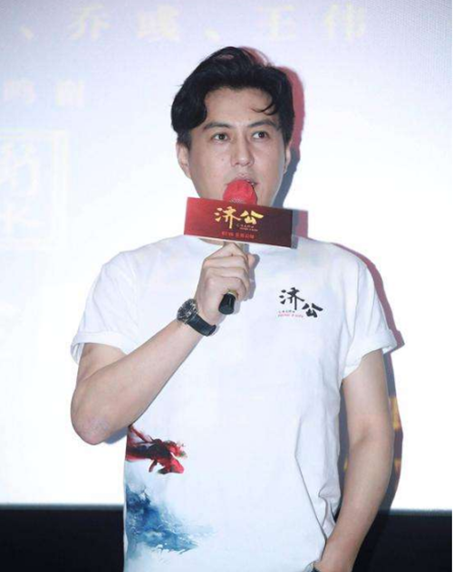 學霸人設翻車後：關曉彤再上節目不敢答題，靳東騎行目標又鬧笑話