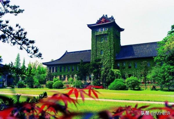 他是中國最有錢的老師，身價高達數百億，家中藏有50億齊白石真跡