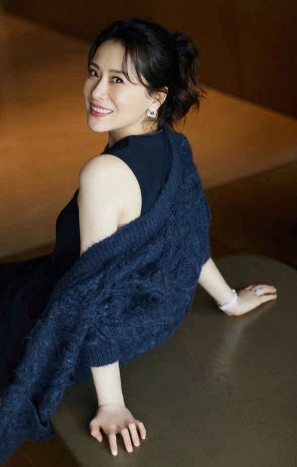 海清的高階感藏不住了，鏤空毛衣搭配針織裙，簡直就是&OpenCurlyDoubleQuote;逆生長&rdquo;