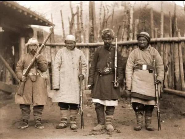 民國一個小乞丐稱帝，山溝裡茅草屋當皇宮，分封皇親國戚數十人