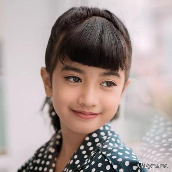 10歲精通5國語言！柬埔寨甜美混血小公主五官好夢幻，能歌善舞