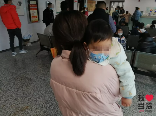 人均排隊3小時！當塗人民醫院兒科爆滿，家長、醫生忙到起飛