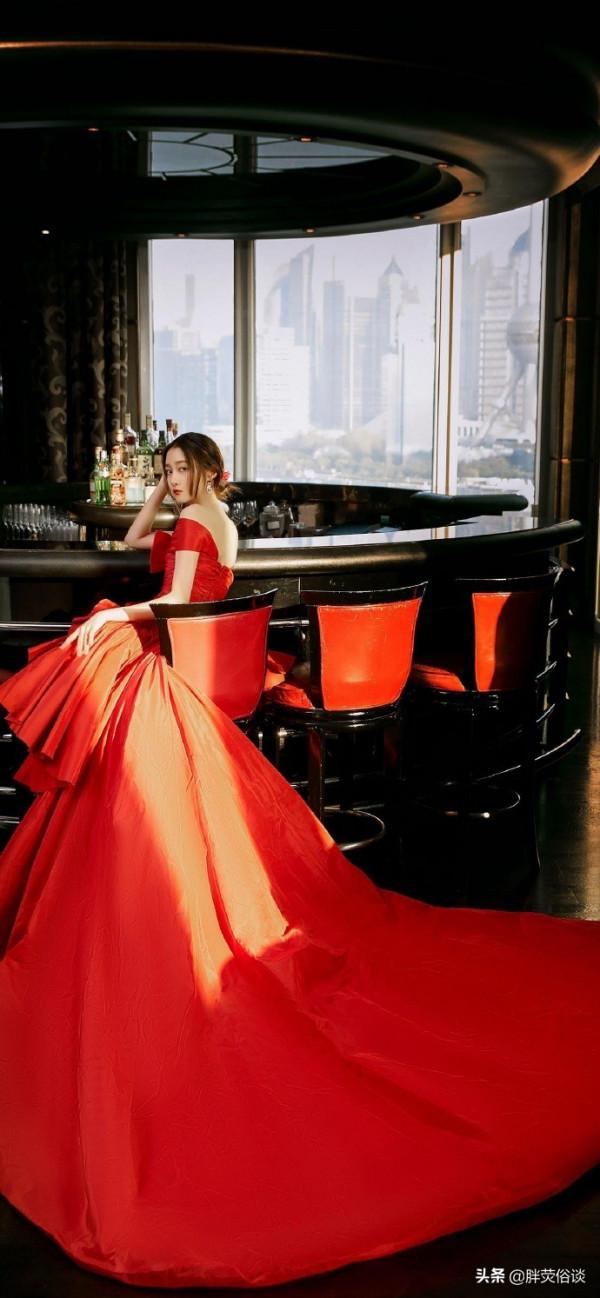 關曉彤一身紅裙熱情似火，美麗大方，讓人心動