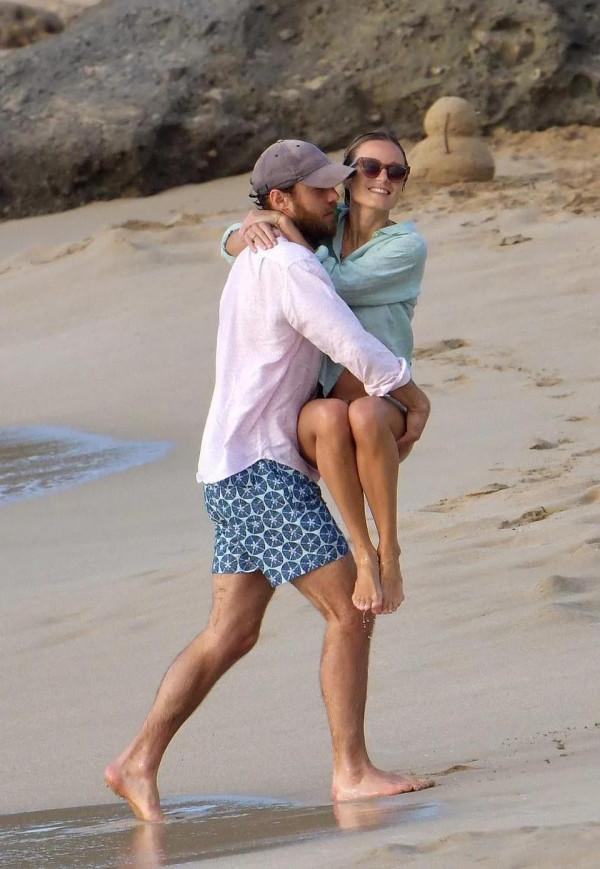 詹姆斯婚禮獨家:卡羅爾出借兒媳41年前禮裙,皮帕人群中為弟歡呼 詹姆斯婚禮獨家:卡羅爾出借兒媳41年前禮裙,皮帕人群中為弟歡呼