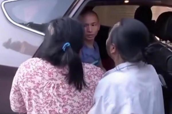 他因一次打架精神失常，離家時四肢健全，回家時雙腳已被卸下