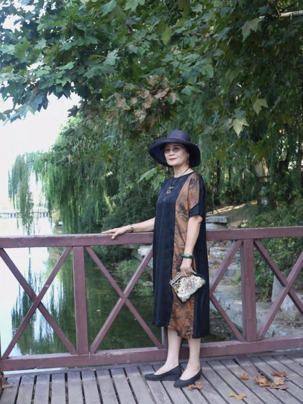 這位老年人打扮不一般，大氣時尚，還有滿滿的高階感