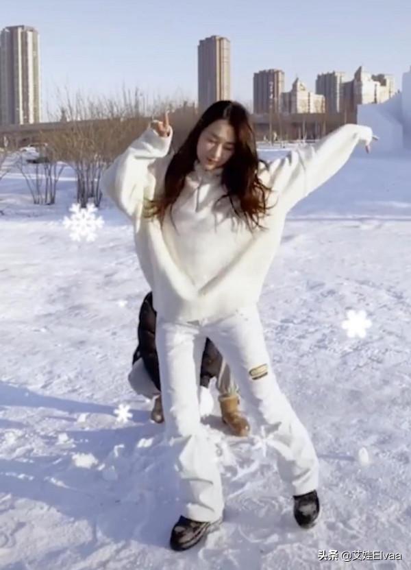 馬蘇回老家雪中漫舞！穿毛衣喇叭褲節奏慢半拍，同事隨拍美得發光