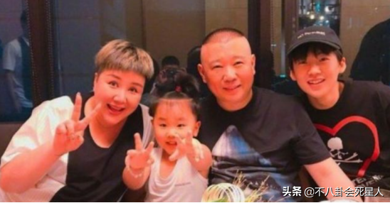 同爸不同命的星二代，成龍兒子開百萬豪車，女兒住百元賓館