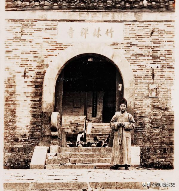 一百多年前，一個小尼姑被害，引出連環奇案，告誡世人什麼是報應