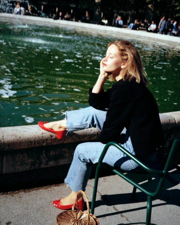 當紅女星被嘲劇中穿搭太辣眼!到底什麼才是法式風格啊? 當紅女星被嘲劇中穿搭太辣眼!到底什麼才是法式風格啊?