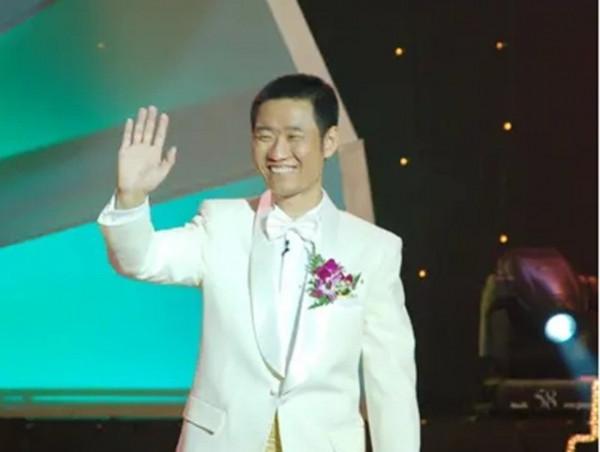 “深圳玫瑰”邢丹葬禮：與老公叢飛合葬，五歲女兒痛哭，千人送別