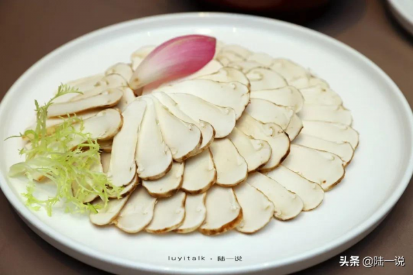 10人消費將近4000元，鮮松茸、大黃魚、羅氏蝦、私房牛肉都不錯