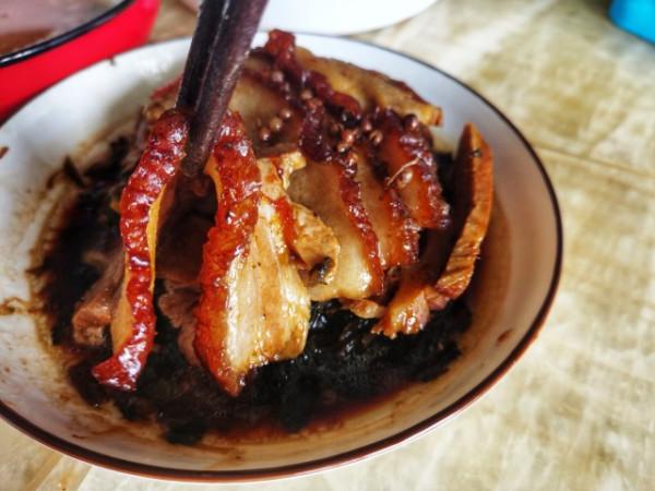 7小時燉6碗！北方大姐過年在家做梅乾菜扣肉，和你那做法一樣不？