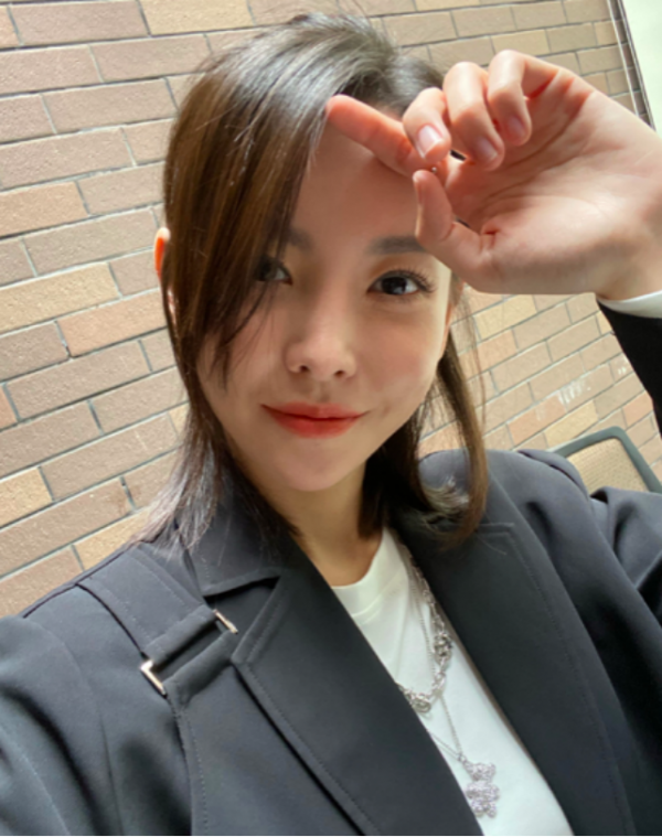 華誼總裁與旗下女藝人現身酒吧，穿情侶裝玩至深夜，疑戀情曝光？