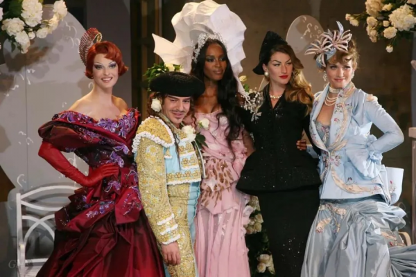 被迪奧開除後，他歸隱法國鄉間，改造後的老房子美得無藥可救