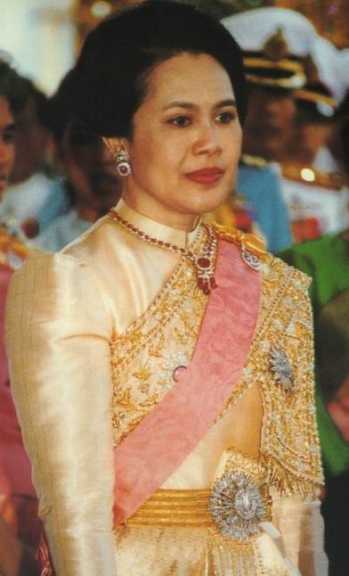 詩麗吉的紅寶石項鍊真不少,甚至還有傳家寶,詩妮娜也戴過祖傳的 詩麗吉的紅寶石項鍊真不少,甚至還有傳家寶,詩妮娜也戴過祖傳的