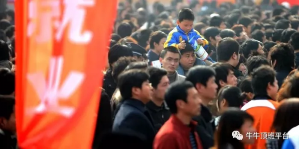 在她倒下的背後，我看到了更多平凡人的不易