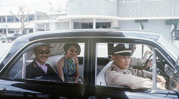 空軍司令對航空公司老闆說:追不上這位空姐,就把飛機打下來 空軍司令對航空公司老闆說:追不上這位空姐,就把飛機打下來