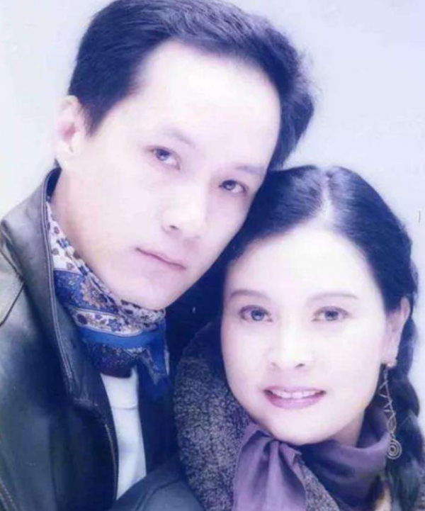 這10位男演員才叫始終如一，沒有緋聞，各個都是不忘初心的好丈夫