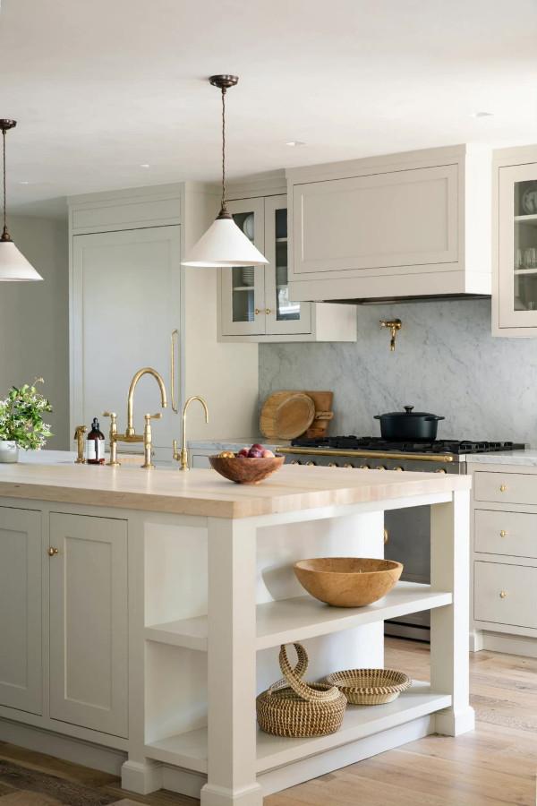 輕鬆自然的淺色調住宅，寬敞明亮很宜居，擁有的舒適度獨樹一幟