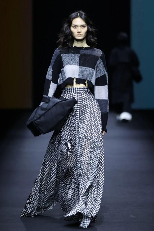 裴蓓的果敢女性衣櫥，被張家誠拍出來了