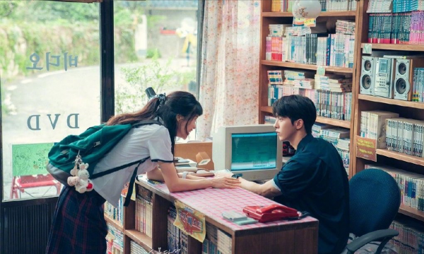 《二十五二十一》正式定檔，首輪劇照曝光，南柱赫金泰梨很是般配