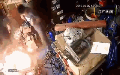 能讓手指打出電火花的靜電,有多少伏?|科學小館兒 能讓手指打出電火花的靜電,有多少伏?|科學小館兒