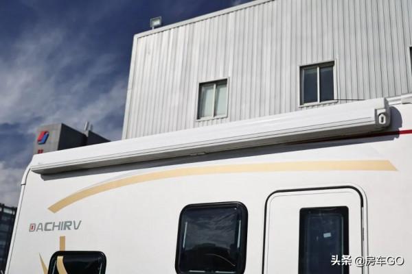 這臺房車有5種充電方式，車內電器語音控制，衛生間也是乾溼分離