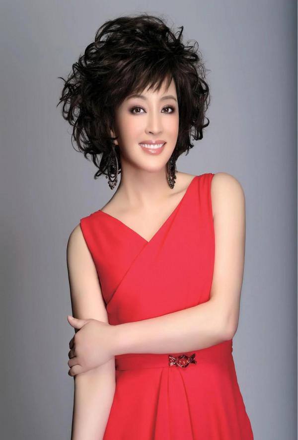 &OpenCurlyDoubleQuote;老妖精&rdquo;劉曉慶：高貴大氣迷人