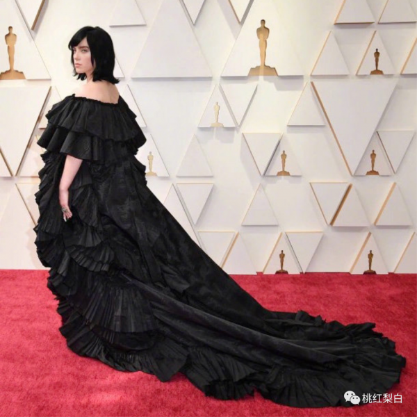 明星紅黑榜：25歲的她，穿了兩年的造型，越來越跑偏了