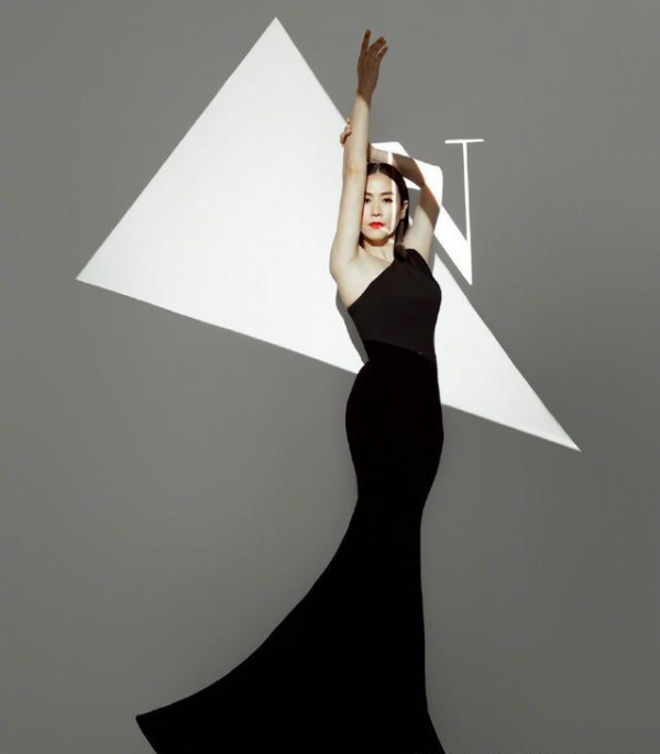 51歲宣萱真的不顯老，一身黑色造型配丸子頭，說30歲都信