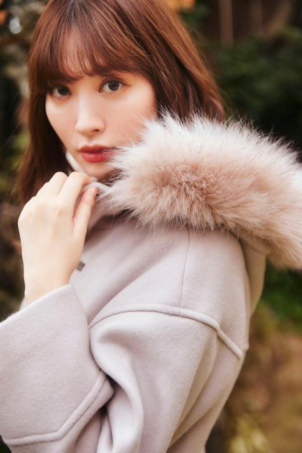 人造毛皮連帽粗呢大衣，絨毛連帽在臉部周圍營造出華麗的外觀