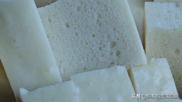 家裡有牛奶跟麵粉就能做的牛奶鬆糕,細膩綿軟,比發糕簡單好吃 家裡有牛奶跟麵粉就能做的牛奶鬆糕,細膩綿軟,比發糕簡單好吃