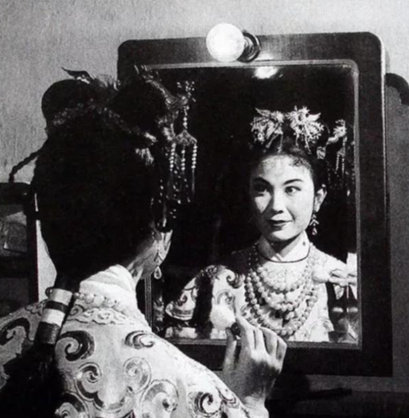 1958年嚴鳳英在安徽演出，不懂湖南方言，毛澤東伸出四根手指解釋