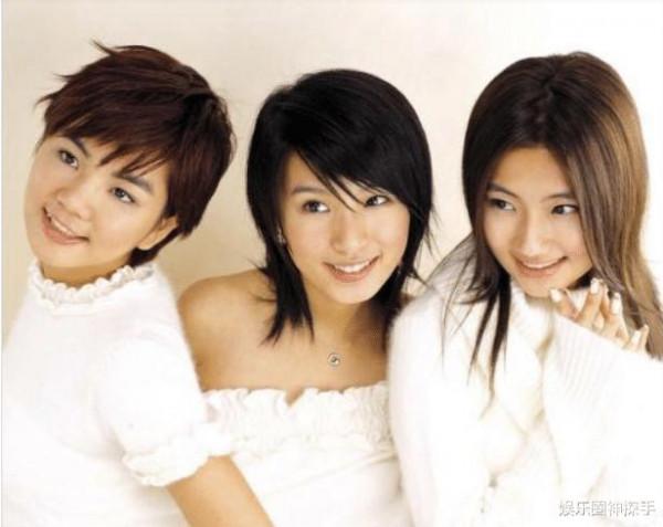 S.H.E裡Ella的兒子長大了,如今4歲越變越帥氣,三人一狗很溫馨 S.H.E裡Ella的兒子長大了,如今4歲越變越帥氣,三人一狗很溫馨