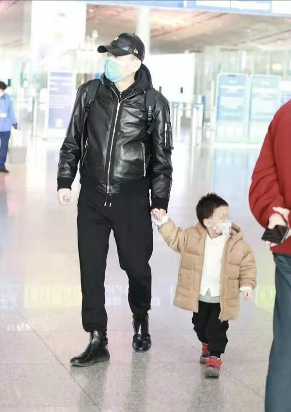 蔣勤勤一家四口走機場，15歲長子眉眼深邃變帥哥，小兒子顯秀氣