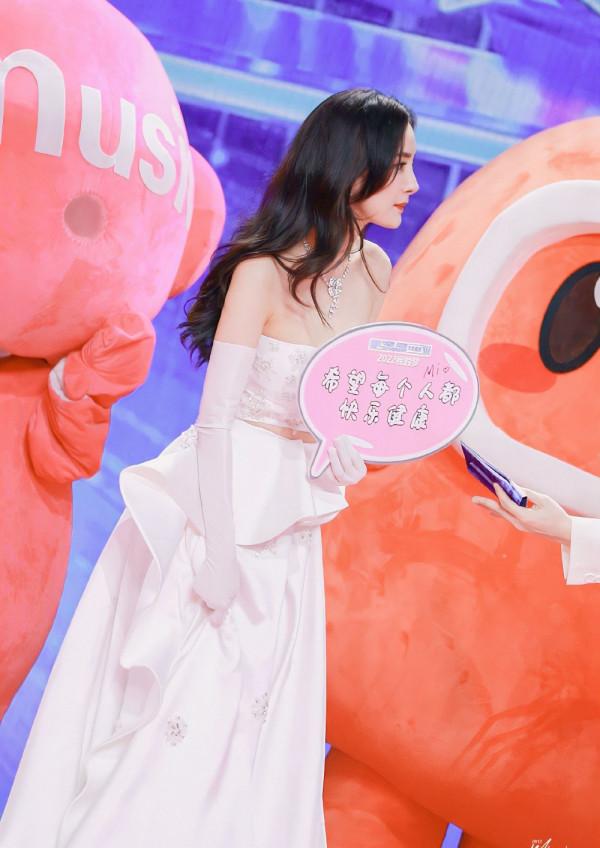 楊冪今晚造型封神！穿露腰裙成視聽盛典大贏家，同框熱巴都沒輸