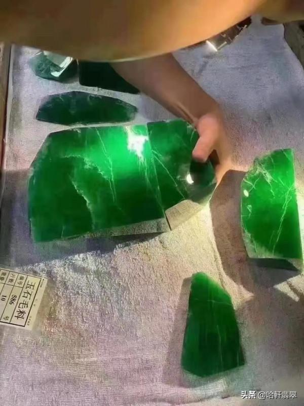 「億元翡翠俱樂部」再添一員！10片帝王綠料子以1億5千萬中標