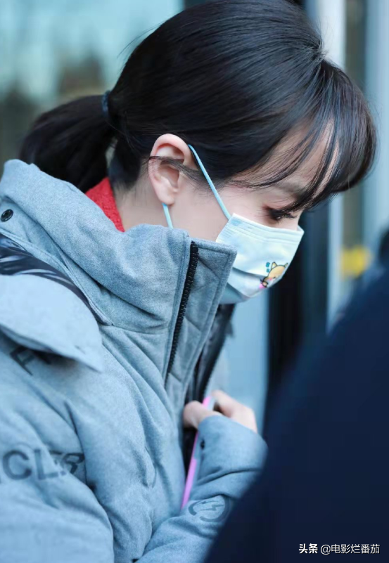 春晚四次聯排：趙麗穎一笑迷人，張小斐美目顧盼，朱一龍走路生風