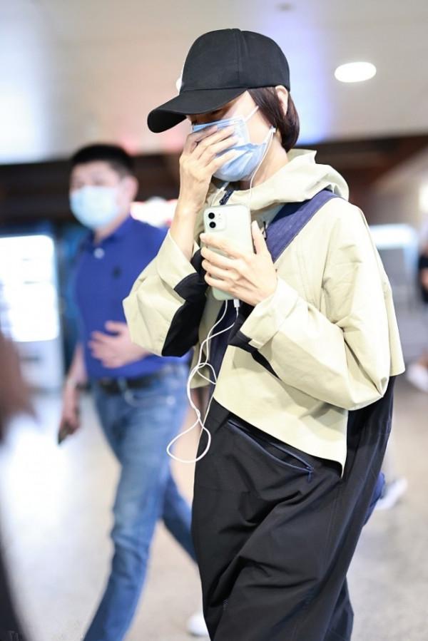 袁泉出現在機場，穿高領夾克下搭小腳健身褲，是怎麼保持身材的？