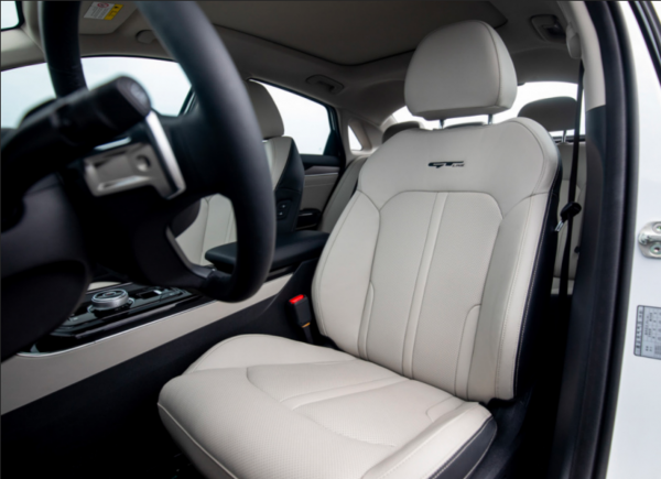 看外在 聊內在 起亞K5對比日產天籟