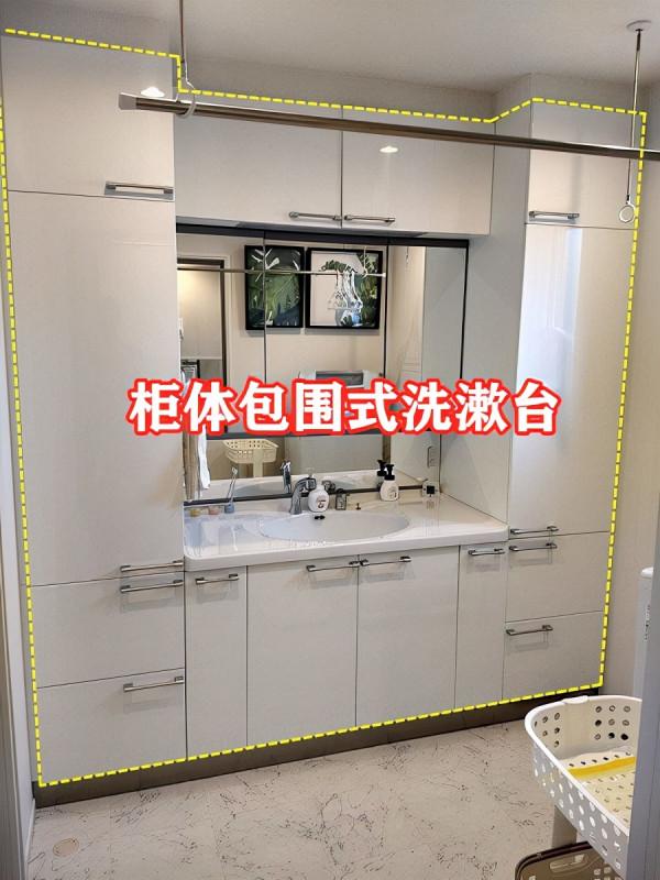 會設計的朋友，直接打造櫃體包住洗漱臺，收納空間瞬間翻2倍不止