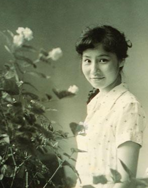 《中國新聞》首個女主播徐俐！29年主持零失誤，60歲含淚告別央視