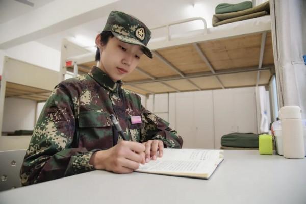 北影少女考上公務員 卻選擇增肥20斤參軍