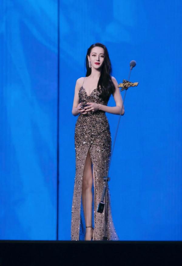 迪麗熱巴~散發出濃濃的女人味 迪麗熱巴~散發出濃濃的女人味