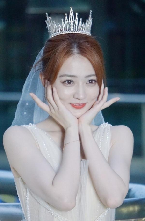 徐璐真的好美啊,穿婚紗氣質好溫柔,無修圖也很迷人 徐璐真的好美啊,穿婚紗氣質好溫柔,無修圖也很迷人