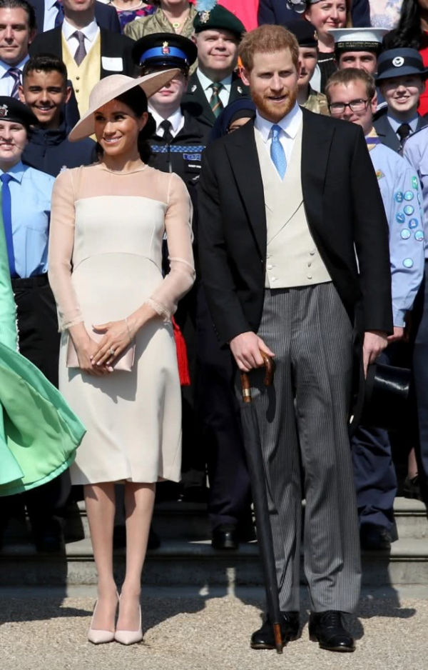 梅根有多不拘小節？冬天穿毛衣汗打溼腋下，和英女王出訪蹺二郎腿