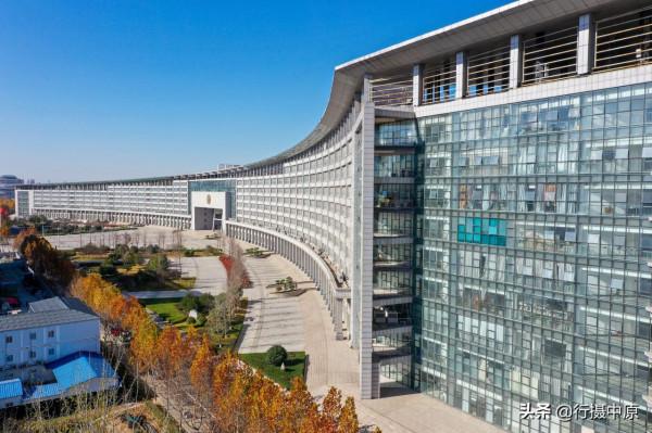 一個大學只有一棟教學樓？這樓，可真長