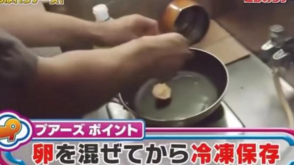 日本窮漫畫家的一天，為省錢手機綁頭上不開燈，馬桶圈用襪子做