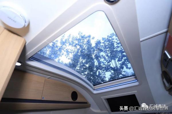 ​大通4人版柴油自動擋房車！簡潔佈局，還設多種實用設計